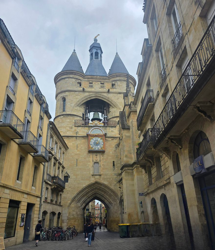 Walking tours in the beautiful historic city center of Bordeaux